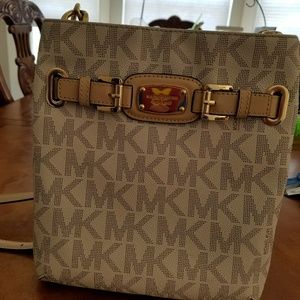 Authentic Michael Kors Purse/Vanilla/Gold Hardware